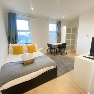 Cozy En-suite Near Stratford Guest house